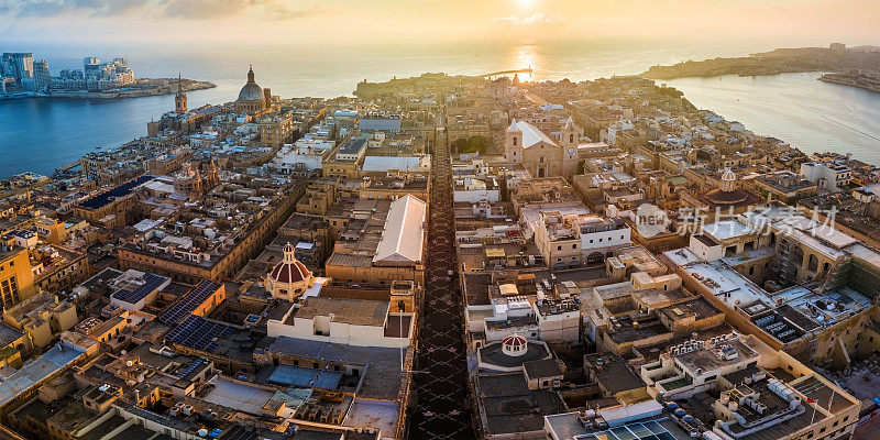 瓦莱塔，马耳他-日出和瓦莱塔古城从上面的Triq Ir-Repubblika，狭窄的商业街